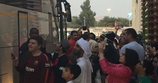 شاهد.. احتشاد الجماهير أمام فندق إقامة الأهلى بالإمارات قبل السوبر