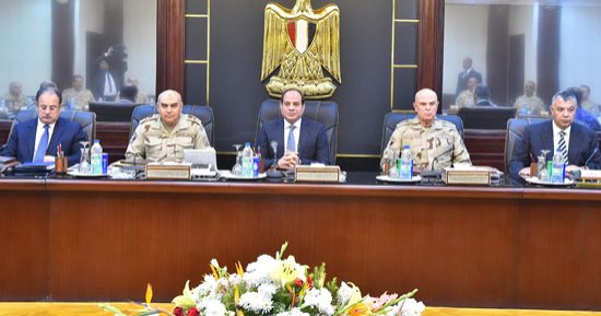 السيسى يجتمع بقيادات الجيش والشرطة ويطلع على إجراءات مواجهة الإرهاب