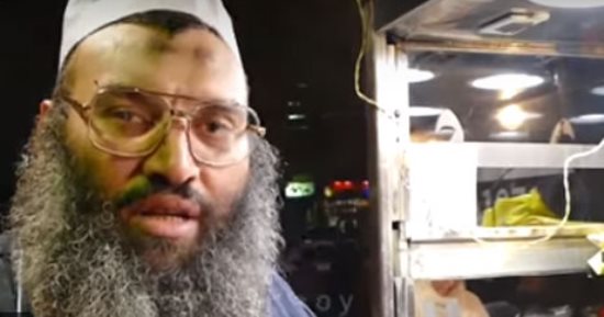 فيديو.. صاحب أقدم عربة كبدة بالدقى: بكسب الزبون بالحب