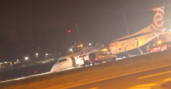 هبوط اضطرارى لطائرة فى مطار بالدنمارك بعد اشتعال النيران بها