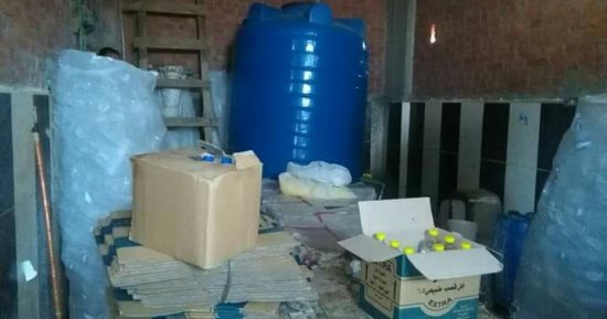 صور.. ضبط كميات خل داخل محل غير مرخص بالقناطر الخيرية
