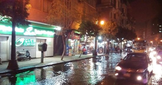 صور.. كسر فى ماسورة مياه بشارع قصر العينى