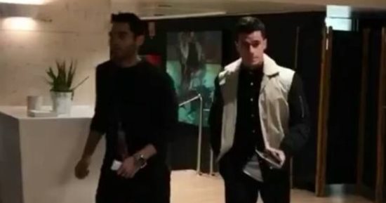 فيديو.. كوتينيو يصل إلى ملعب "كامب نو" لتشجيع برشلونة أمام سيلتا فيجو