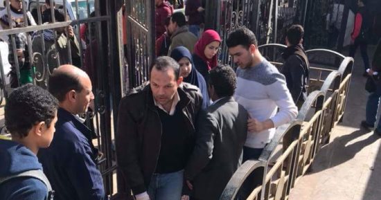 صور..اضبط مخالفة..عبور نفق السكة الحديد ببنها برسوم..والأهالى أين المسئولين؟
