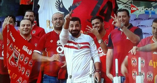 فيديو.. مشجع زملكاوى يحتفل بهدف الأهلى فى سطيف بمدرجات "8 مايو" بالجزائر