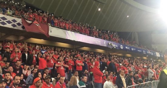 شاهد.. جماهير الأهلى تقف حدادا فى الدقيقة 74 أمام المصرى
