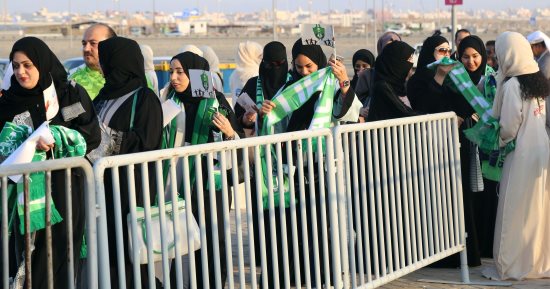 صور.. مشجعات يحضرن مباريات كرة قدم للمرة الأولى فى السعودية      