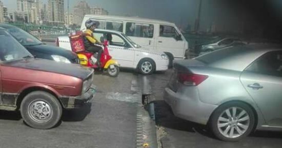 صور.. تآكل فى المفصل الرابط بين شقى كوبرى عباس بالجيزة