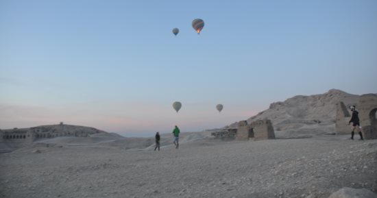 صور.. 12 رحلة بالون تقل 320 سائحا تغرد فى سماء مدينة الأقصر
