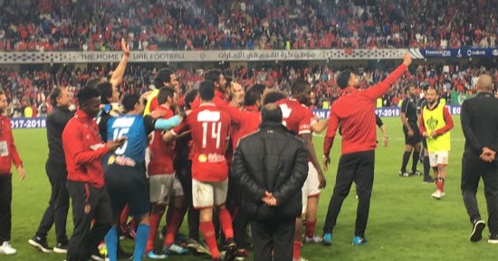 أحمد عادل يلتقط سيلفى "السوبر" مع لاعبى الأهلى
