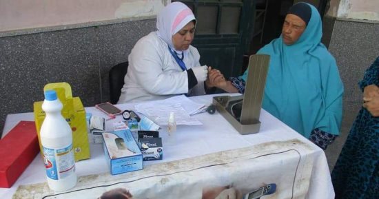 صحة بنى سويف : الكشف على  1383حالة فى  قافلة علاجية  بـ "معصرة نعسان" 