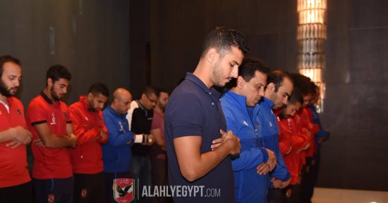 شاهد.. لاعبو الأهلى أثناء تأدية صلاة الجمعة فى الإمارات