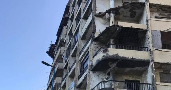 عمارة آيلة للسقوط تهدد حياة الأهالى بشارع الدير فى الإسكندرية