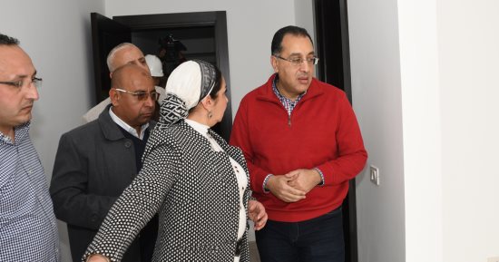 صور.. وزير الإسكان يتفقد أول نموذج لتشطيبات منطقة الفيلات بالعاصمة الإدارية