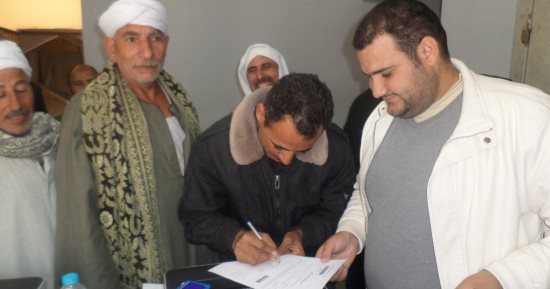 صور.. توافد المواطنين على مكاتب الشهر العقارى بالقنطرة غرب لترشيح السيسى