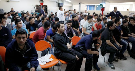 صور.. السلفادور تستقبل عشرات المهاجرين غير الشرعيين المطرودين من أمريكا
