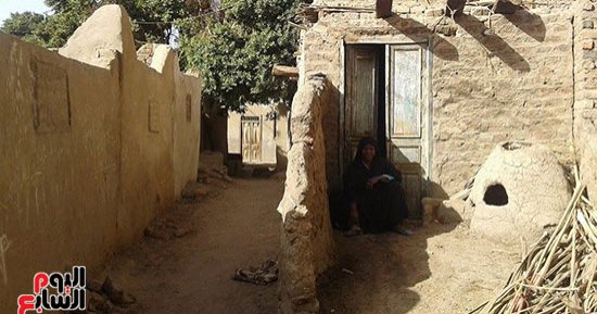 محافظ سوهاج يقرر صرف 700 جنيه وبطانيتين لسيدة وإعادة تأهيل منزلها
