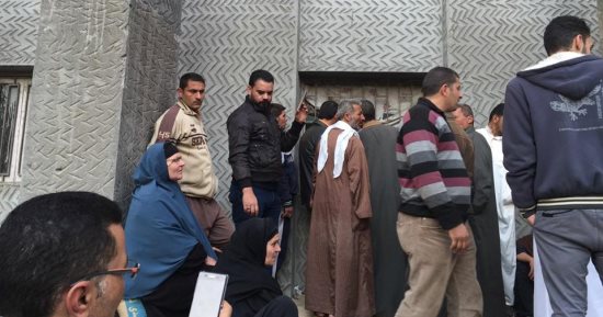 صور.. مواطنو المنوفية يتوافدون على مكاتب الشهر العقارى لتحرير توكيلات للسيسى