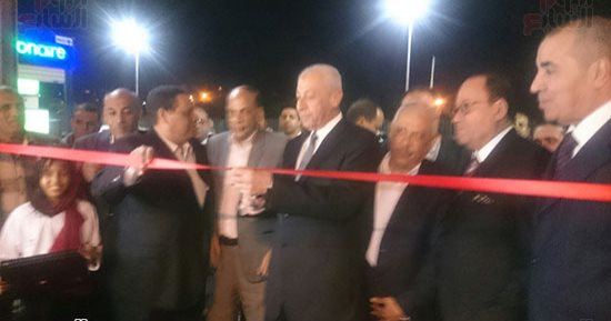 صور.. محافظ أسوان: مهرجان التسوق مكسب للمواطن لعرضه منتجات بسعر المصنع