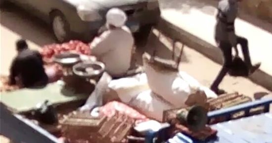 قارئ يشكو من الباعة الجائلين ومكبرات الصوت بالقطامية