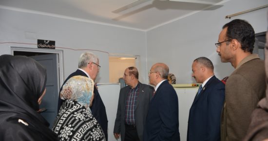 صور.. رئيس جامعة أسيوط يتفقد الوحدات السكنية للمدينة الجامعية فى الوليدية
