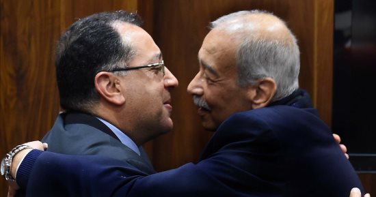 شريف إسماعيل يشكر وزير الإسكان على جهده كقائم بأعمال رئيس الوزراء