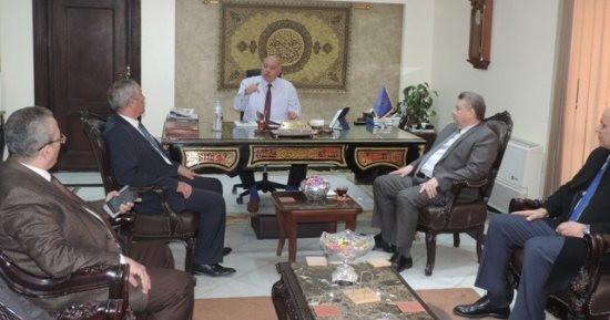 رئيس جامعة ووفد من أعضاء هيئة التدريس يقدمون التهنئة لمدير الأمن الجديد
