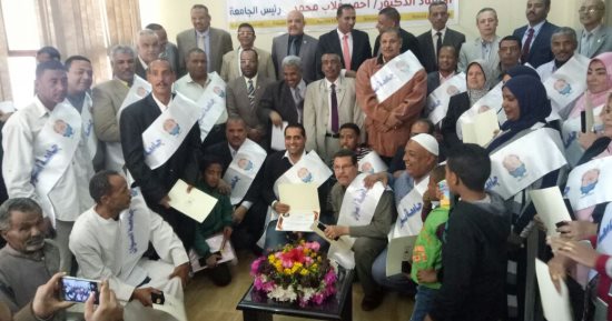 صور.. جامعة أسوان تكرم 28 موظفا مثاليا بمختلف إداراتها 
