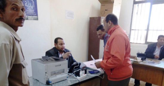 صور.. استمرار الاقبال على الشهر العقارى لعمل توكيلات ترشيح السيسى 