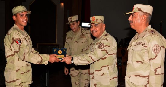 وزير الدفاع يلتقى أعضاء هيئة التدريس وطلبة كلية الضباط الاحتياط