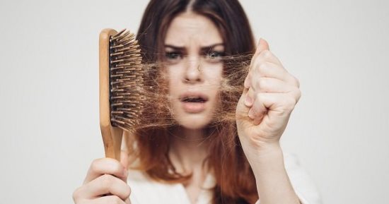 وإنتى بتعالجي شعرك خدي بالك..  علاجات ممكن تحولك لأنثى مشعرة