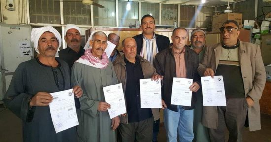 صور.. توافد كبار السن على الشهر العقارى ببلبيس لتوثيق توكيلات للرئيس السيسى