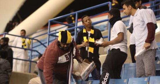 صور.. جماهير اتحاد جدة تُنظف الملعب بعد كلاسيكو الهلال