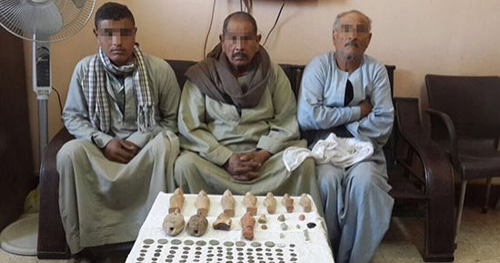 صور.. الداخلية تحبط تهريب 40 قطعة أثرية نادرة بحوزة عامل بصيدلية 