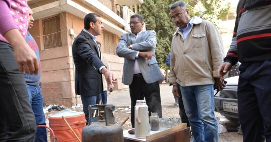 صور.. محافظ أسيوط ينتقد تباطؤ الأحياء فى رفع الإشغالات والحواجز