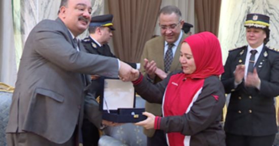 الداخلية تكرم بطلتين "سباحة" و"رافعة أثقال" لتشريفهما مصر بالمحافل الدولية