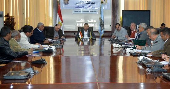 محافظ الأقصر يبحث بمجالس المدن والقرى استخدام محطات للطاقة الشمسية