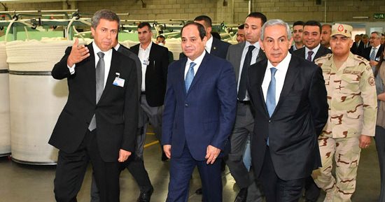 السيسي يداعب وزير قطاع الأعمال: لو طلبت فلوس عمرو الجارحى هيطلع لك جيوبه (صور)