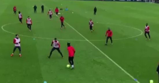 فيديو.. نيمار يراوغ زميله بمهارة فائقة فى تدريبات سان جيرمان 