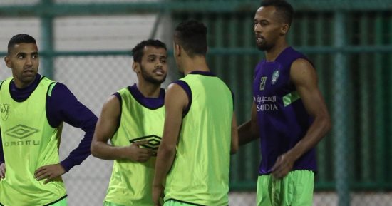 شاهد.. مؤمن زكريا يشارك فى تدريبات الأهلى السعودى للمرة الأولى