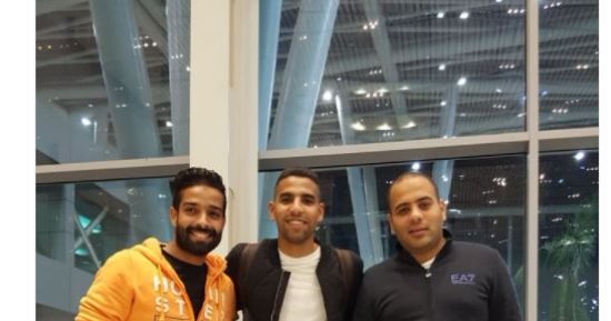 مؤمن زكريا ينشر صورة لمغادرته مطار القاهرة: توكلنا على الله إلى جده