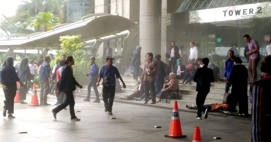 صور.. انهيار طابق فى مقر بورصة إندونيسيا وفرار العشرات 