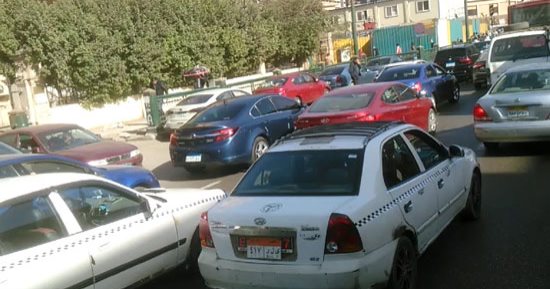 زحام مرورى أعلى كوبرى العروبة اتجاه المطار بسبب سيارة معطلة 