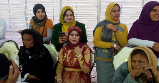 عروس تقيم حفل "الحنة" بدار للمشردين بالزقازيق