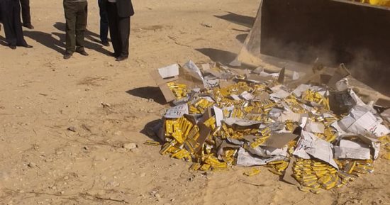 صور .. إعدام 7 آلاف عبوة بسكويت منتهية الصلاحية بديروط فى أسيوط