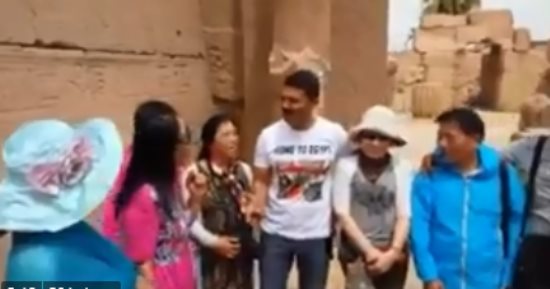 فيديو.. خالد النبوى يروج للسياحة من معبد الكرنك بصحبة سائحين صينيين