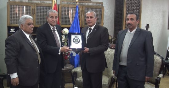 محافظ السويس يهدى وزير التموين درع المحافظة