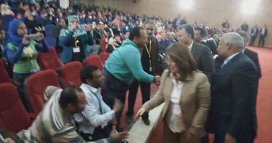 فيديو وصور.. غادة والى تشهد تسليم أطراف صناعية مجانا لحالات خاصة بالوادى الجديد