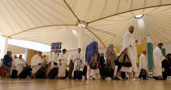 ريحة "المحروسة" في صحن الطواف.. كيف يقضي المصريون يومياتهم بين "زمزم" والتراويح؟..رحلة المعتمر المصري من مدفع الإفطار حتى صلاة الفجر..دموع ودعوات: "يا رب استرها على مصر".. سحور وخشوع وخنوع وأمانى بالاستجابة