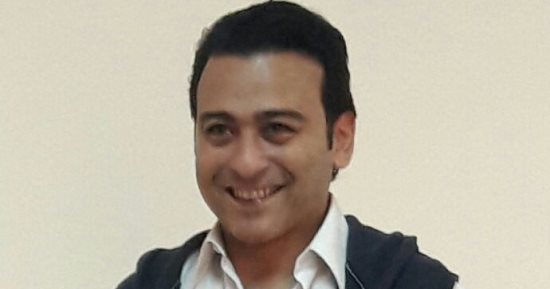 أحمد عزمى صحفى فاسد فى "الشارع اللى ورانا"